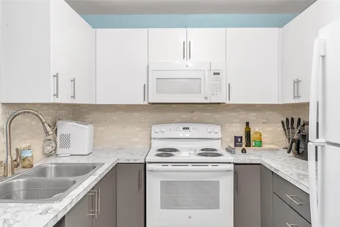 251 W Palm Cir W # 207, Pembroke Pines FL 33025