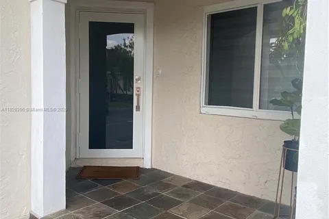 10090 NW 57th St, Doral FL 33178