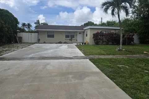 650 NW 38th St, Deerfield Beach FL 33064