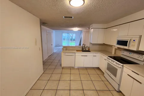 1050 Sorrento Dr # 1050, Weston FL 33326