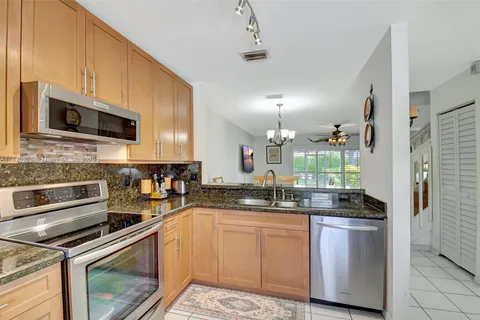 20865 NW 3rd Ln, Pembroke Pines FL 33029