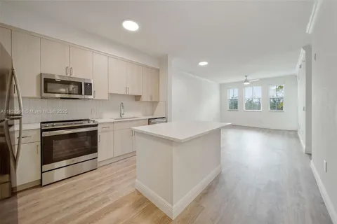 10170 SW 7th St # 403, Pembroke Pines FL 33025