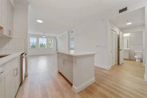 10170 SW 7th St # 403, Pembroke Pines FL 33025