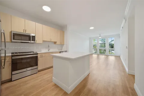 10170 SW 7th St # 213, Pembroke Pines FL 33025