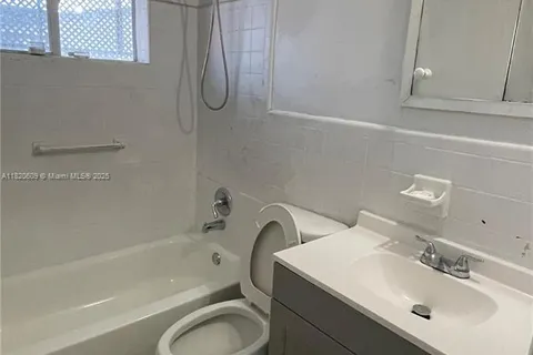 5900 Garfield St, Hollywood FL 33021