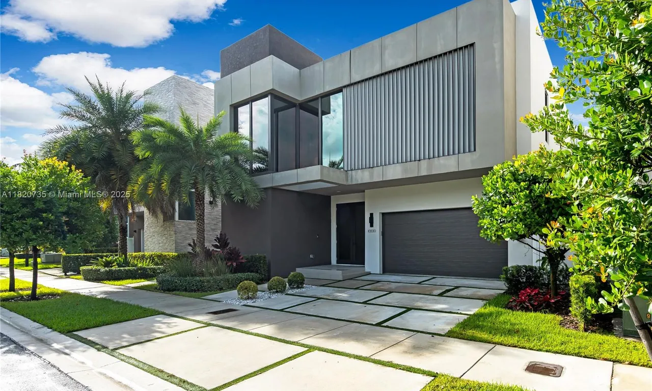 10530 NW 67th Ter, Doral FL 33178