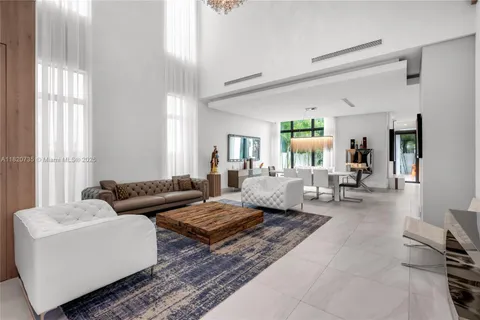 10530 NW 67th Ter, Doral FL 33178