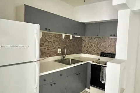 235 77th St # 3, Miami Beach FL 33141