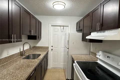 2900 NE 17th Ave # 208, Pompano Beach FL 33064