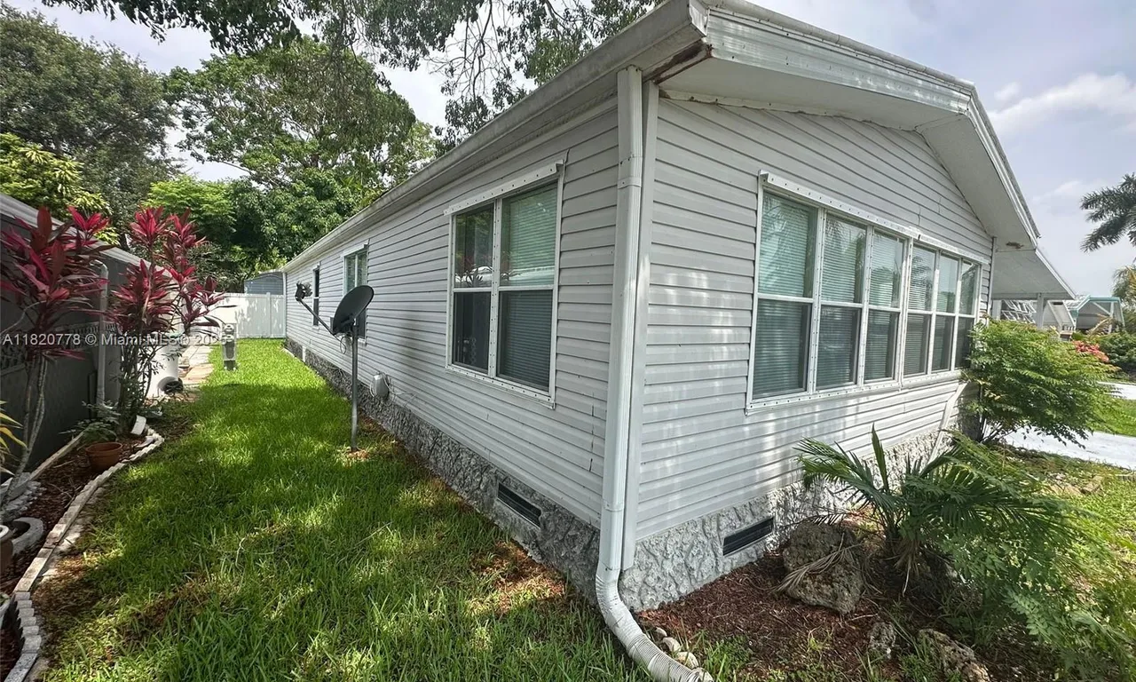 6571 NW 37th Ave, Coconut Creek FL 33073