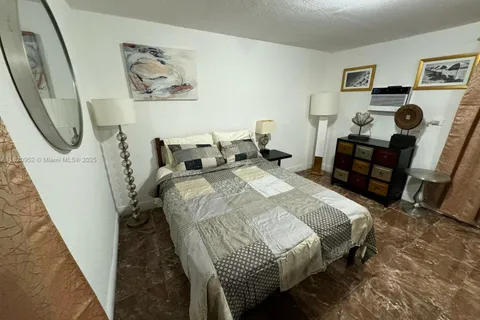 1086 NW 110th St # 3, Miami FL 33168