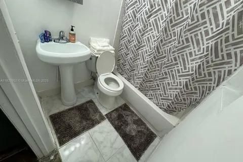 1086 NW 110th St # 3, Miami FL 33168