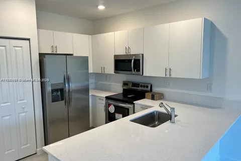 2633 SE 10th St, Homestead FL 33035