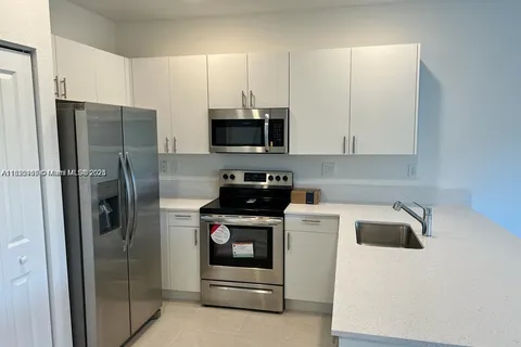 2633 SE 10th St, Homestead FL 33035