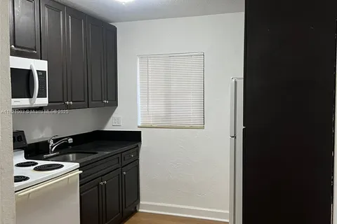 180 NE 71st St # 2, Miami FL 33138
