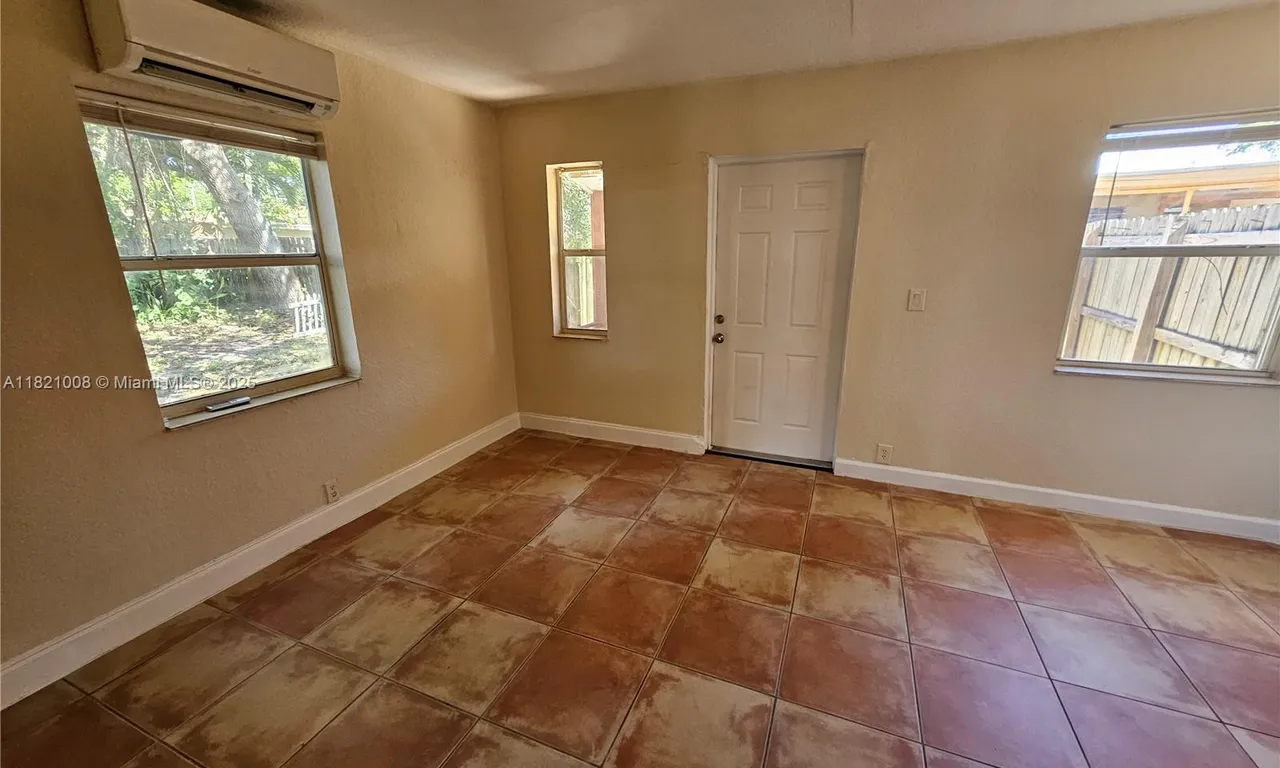 118 NW 8th Ave REAR, Dania Beach FL 33004