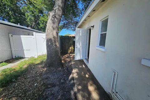 118 NW 8th Ave REAR, Dania Beach FL 33004