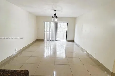8290 Lake Dr # 319, Doral FL 33166