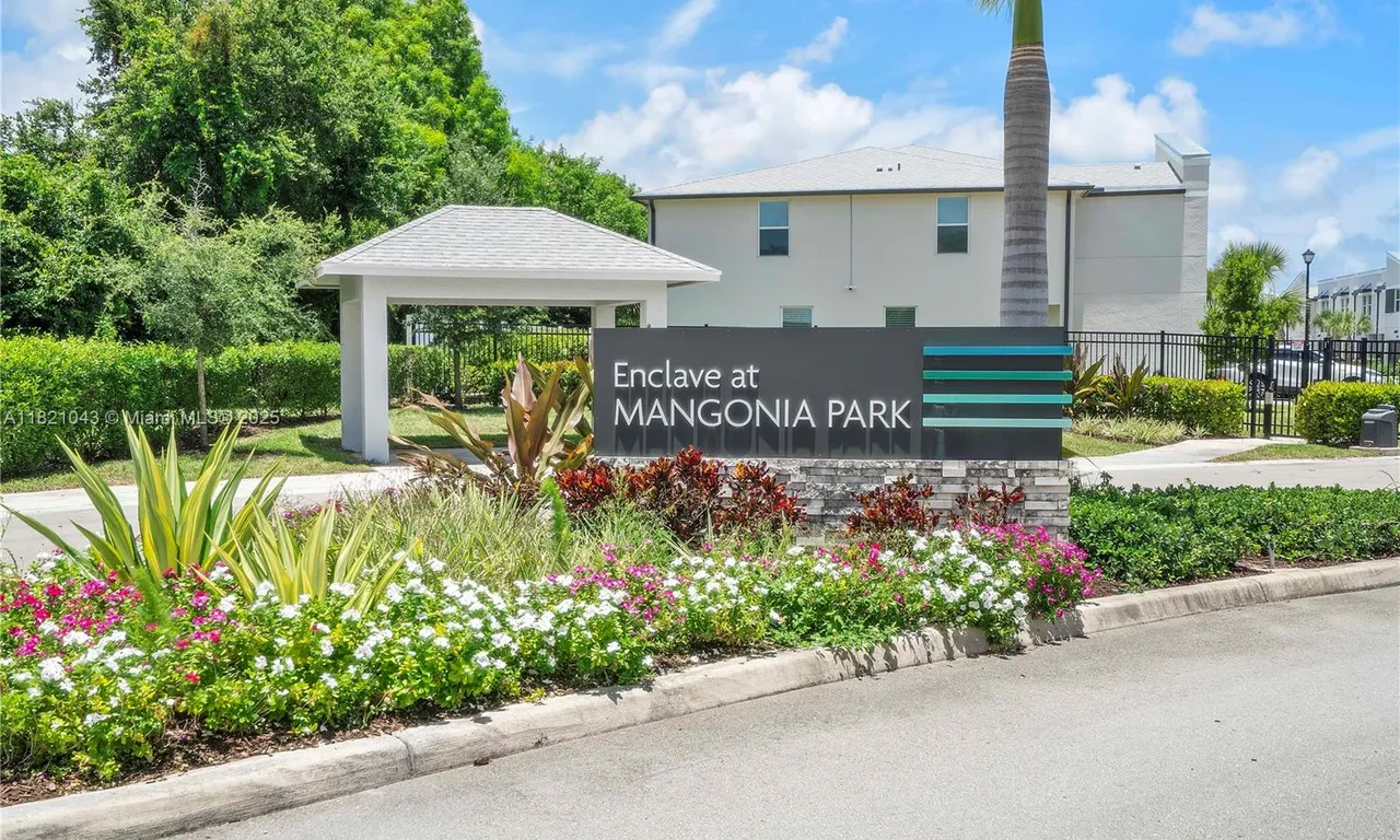 5720 Mentmore Dr, Mangonia Park FL 33407