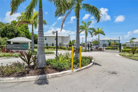5720 Mentmore Dr, Mangonia Park FL 33407