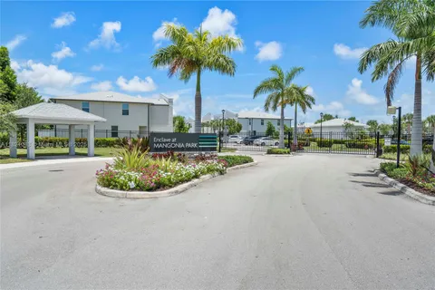 5720 Mentmore Dr, Mangonia Park FL 33407