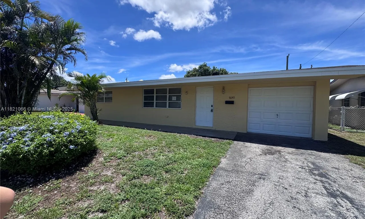 7640 NW 16th Ct, Pembroke Pines FL 33024