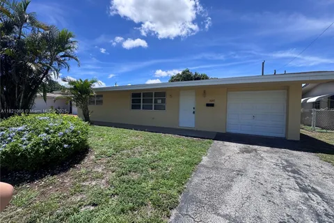 7640 NW 16th Ct, Pembroke Pines FL 33024