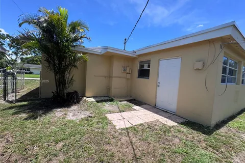 7640 NW 16th Ct, Pembroke Pines FL 33024