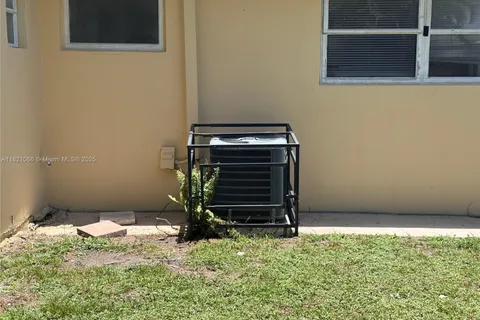 7640 NW 16th Ct, Pembroke Pines FL 33024