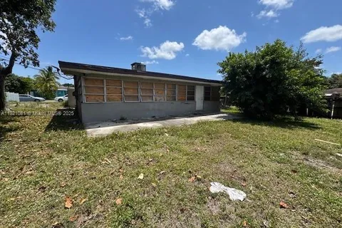 19800 NW Miami Ct, Miami Gardens FL 33169