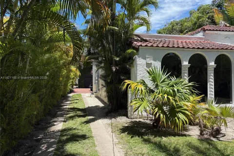 3767 Royal Palm Ave, Miami Beach FL 33140