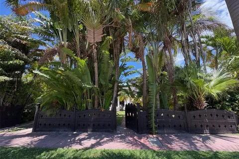 3767 Royal Palm Ave, Miami Beach FL 33140