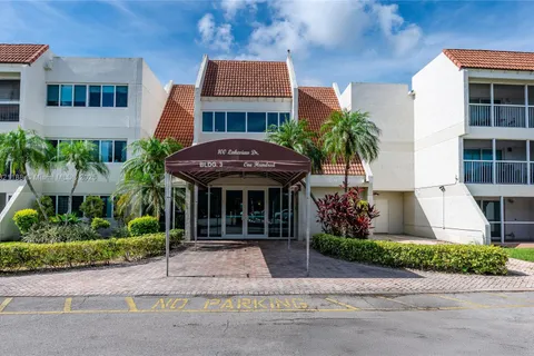 100 LAKEVIEW DR # 317, Weston FL 33326