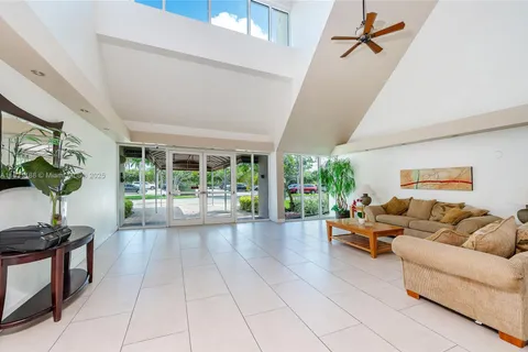 100 LAKEVIEW DR # 317, Weston FL 33326