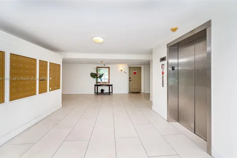 100 LAKEVIEW DR # 317, Weston FL 33326