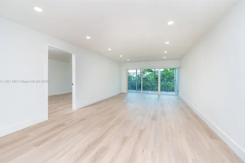 100 LAKEVIEW DR # 317, Weston FL 33326