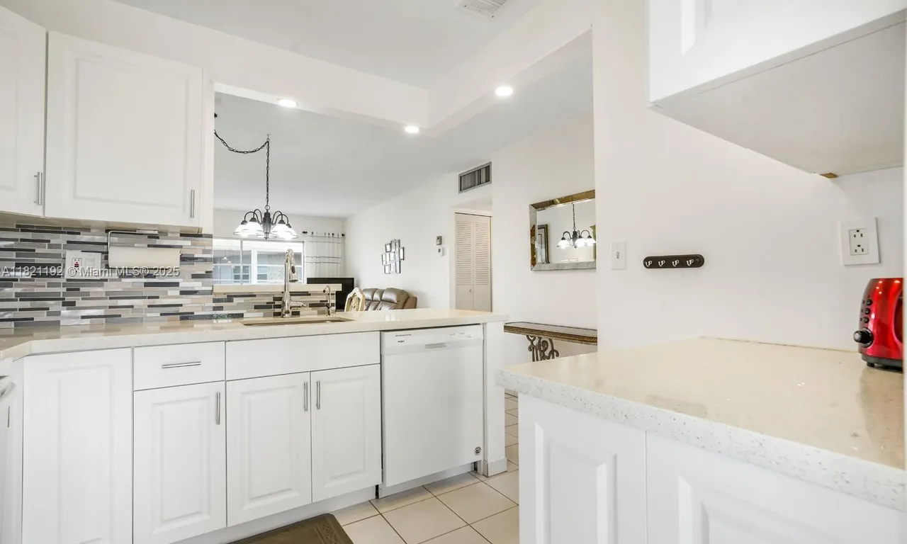 4706 NW 36th St # 616, Lauderdale Lakes FL 33319