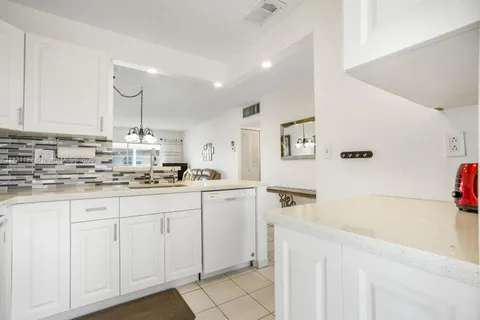 4706 NW 36th St # 616, Lauderdale Lakes FL 33319