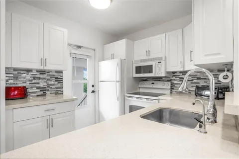 4706 NW 36th St # 616, Lauderdale Lakes FL 33319