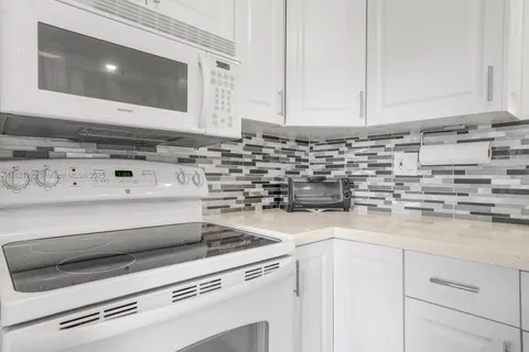 4706 NW 36th St # 616, Lauderdale Lakes FL 33319