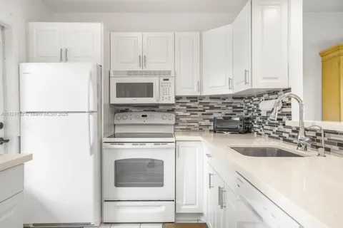 4706 NW 36th St # 616, Lauderdale Lakes FL 33319
