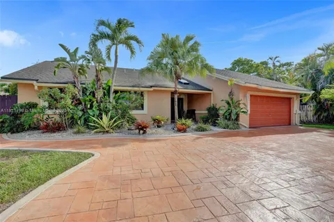 10030 SW 8th St, Pembroke Pines FL 33025