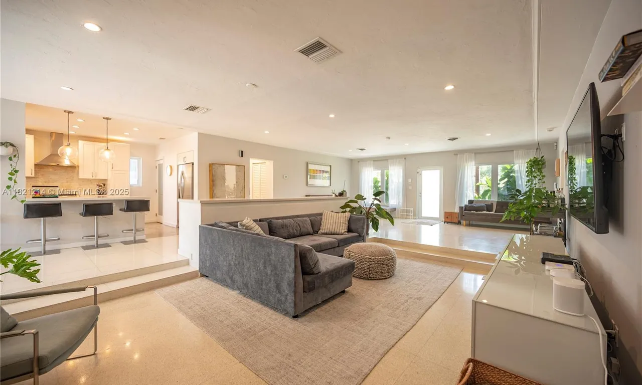 920 W 43rd Ct, Miami Beach FL 33140