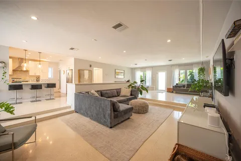 920 W 43rd Ct, Miami Beach FL 33140