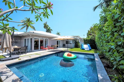920 W 43rd Ct, Miami Beach FL 33140
