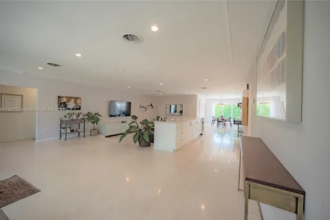 920 W 43rd Ct, Miami Beach FL 33140