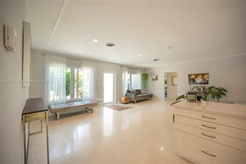 920 W 43rd Ct, Miami Beach FL 33140