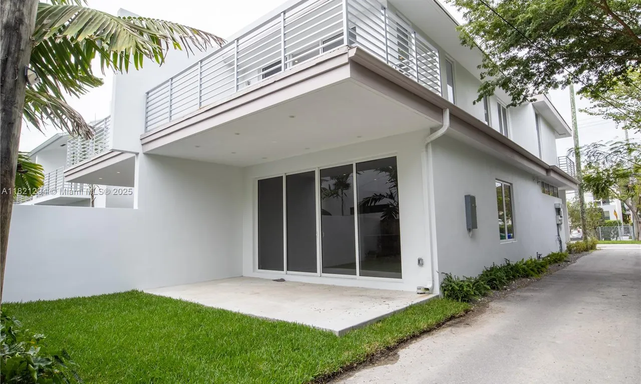3374 Day ave # A, Miami FL 33133