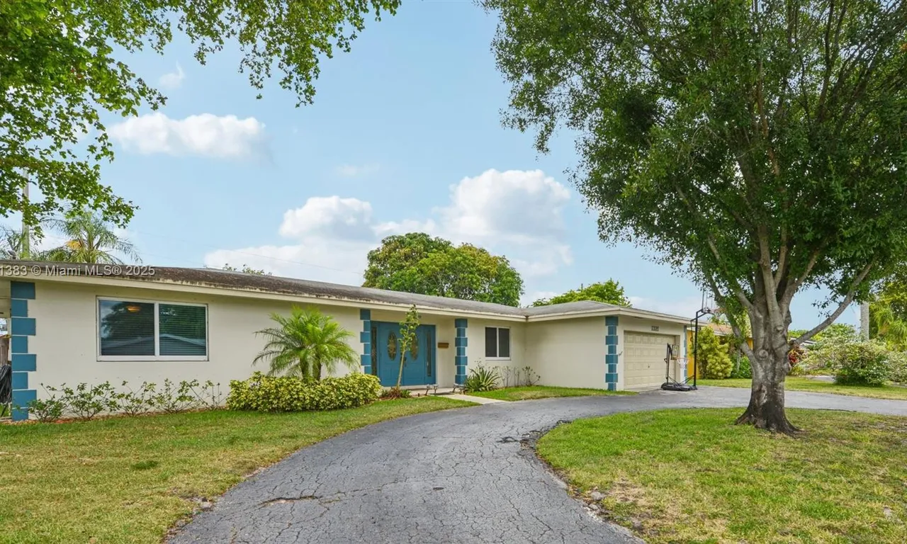 1321 NW 75th Ter, Plantation FL 33313