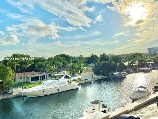 2020 NE 135th St # 407, North Miami FL 33181
